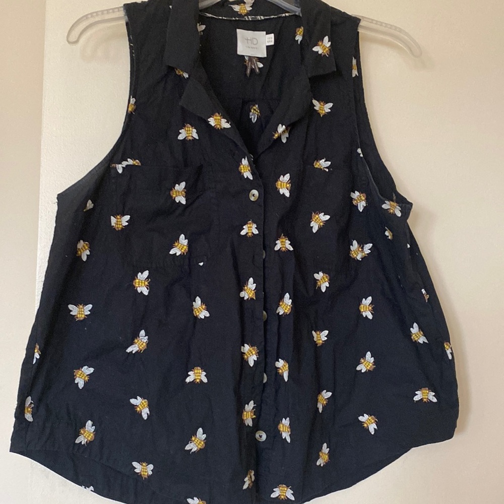 Great short sleeve shirt with bees